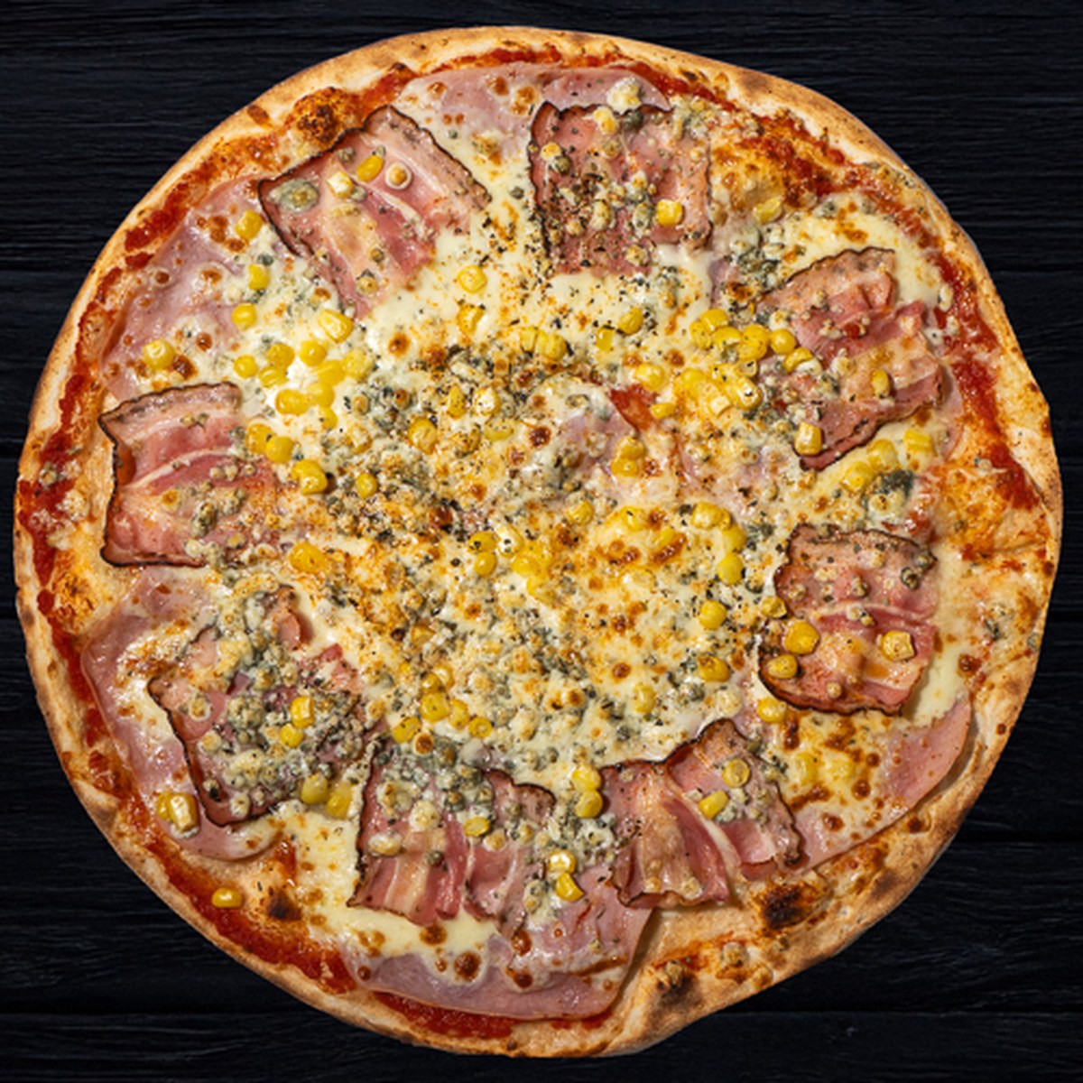 Pizza Delfín — šunka, slanina, kukuřice a niva